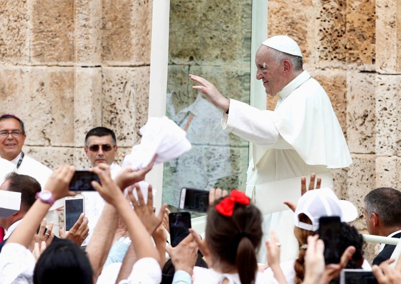 Papa Franjo: Misa nije spektakl, spremite mobitele i ne snimajte