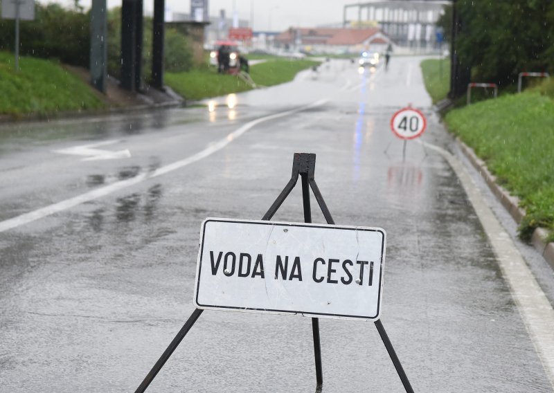 HAK: Zbog kiše i snijega oprez u prometu, u prekidu neki trajekti i katamarani