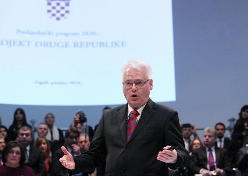 Josipović dijagramima po korupciji, a Tuđmanom po desnici