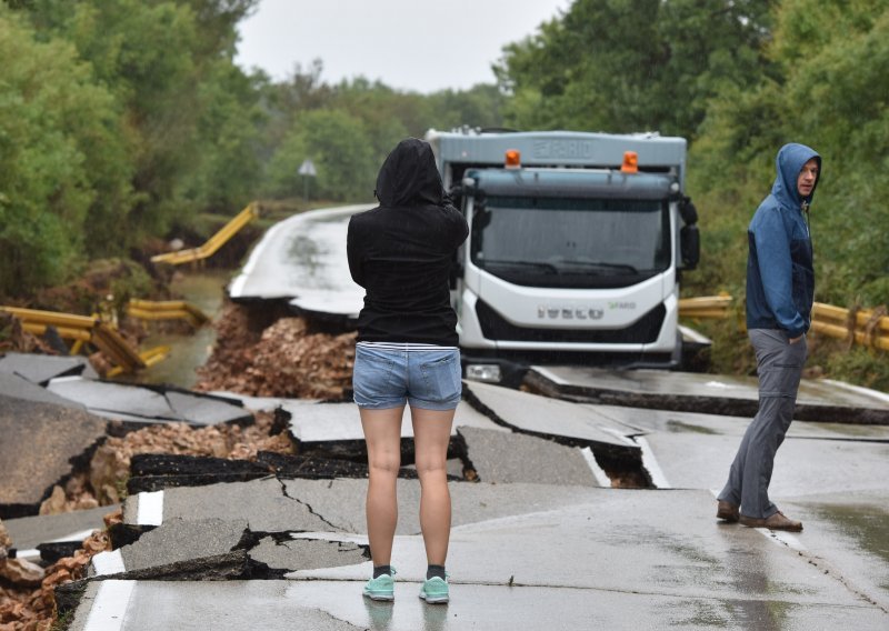 Vozači, oprez! Duž Ličke i Jadranske magistrale mogući su odroni