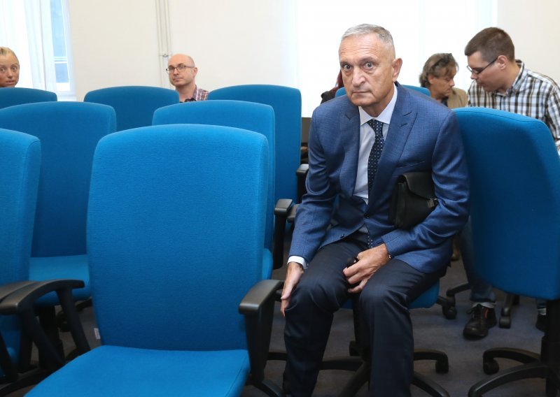 Ježić poludio na pitanje o pet milijuna kuna: Vi stvarno niste normalni!