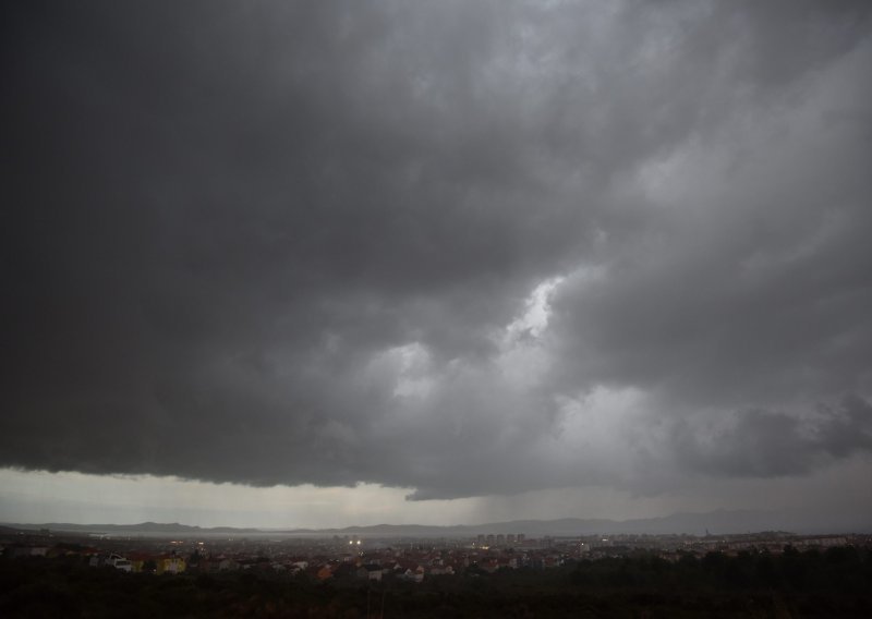 Oblaci i jaka bura, a prema kraju tjedna još će zahladiti