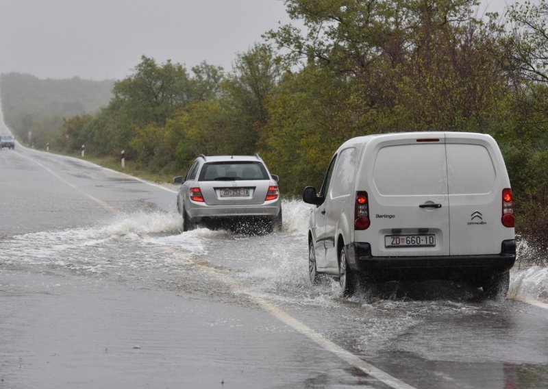 HAK: Oprez na cestama zbog kiše, mokrih kolnika i odrona