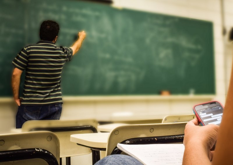 Francuska zabranjuje mobitele u osnovnim školama