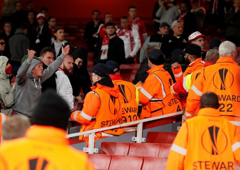 Kaos u Londonu: Nasilni proboj njemačkih navijača odgodio utakmicu s Arsenalom!