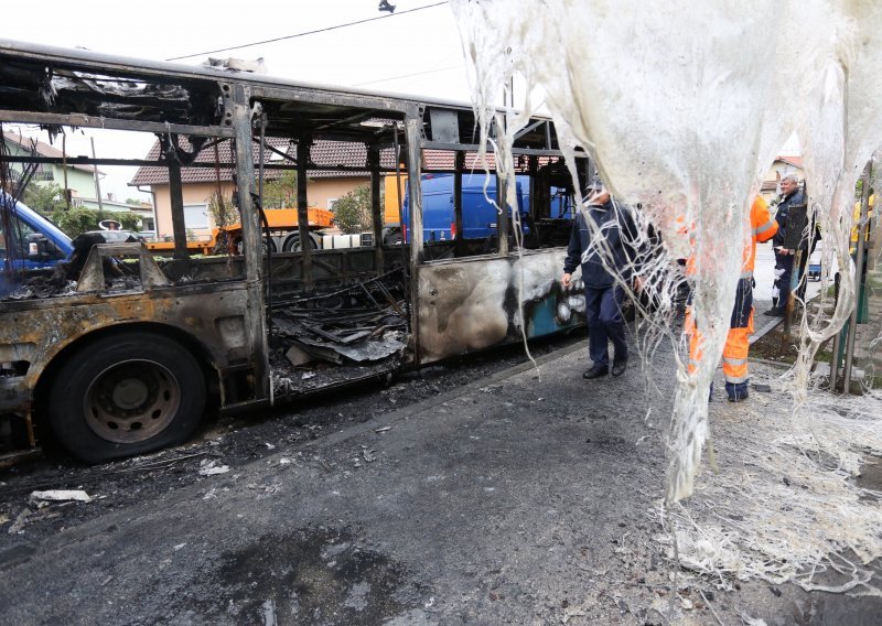 Na zagrebačkom Žitnjaku izgorio autobus, putnici bježali