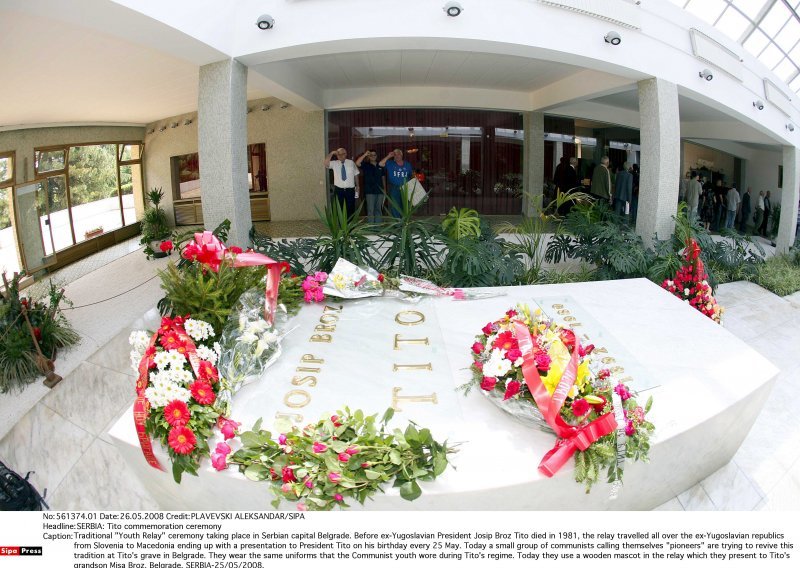 Na Titovom grobu brojni štovatelji, Jovanka poslala cvijeće