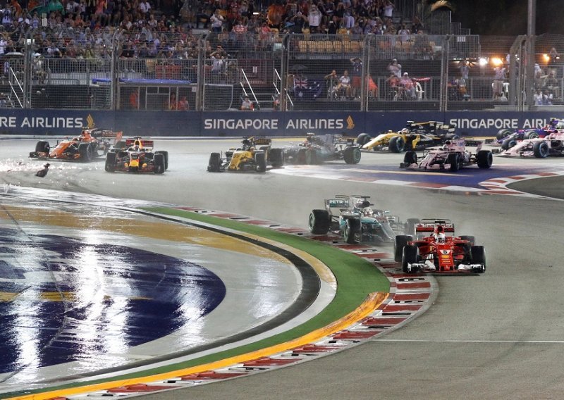 Katastrofa Ferrarija u Singapuru: Hamiltonu poklonjena pobjeda, a možda i titula!