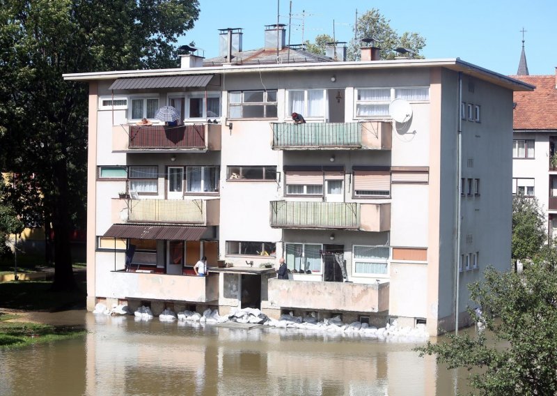 Nevrijeme s tučom pogodilo Istru, u Ogulinu poplavljeno 200 objekata