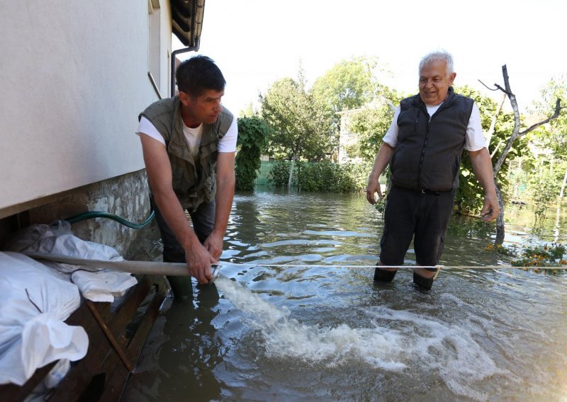 Stanovnicima Ogulina u pomoć priskočila vojska, napunili su 700 vreća s pijeskom