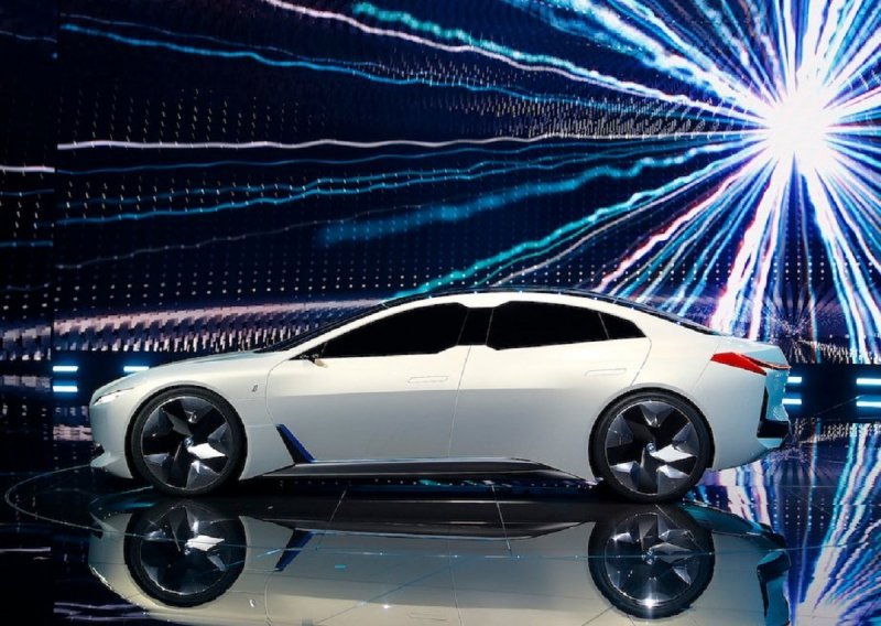 BMW priprema električni automobil sa 700 km dometa