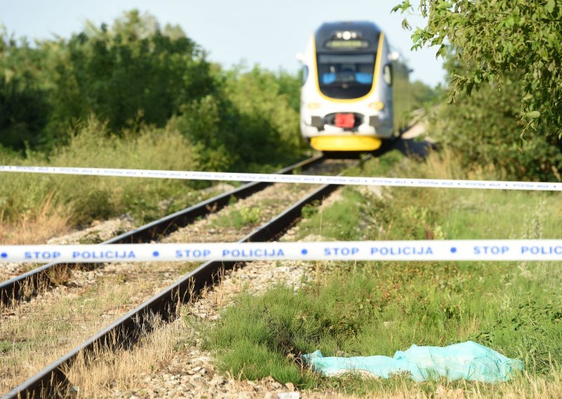 U naletu vlaka na auto poginule dvije osobe