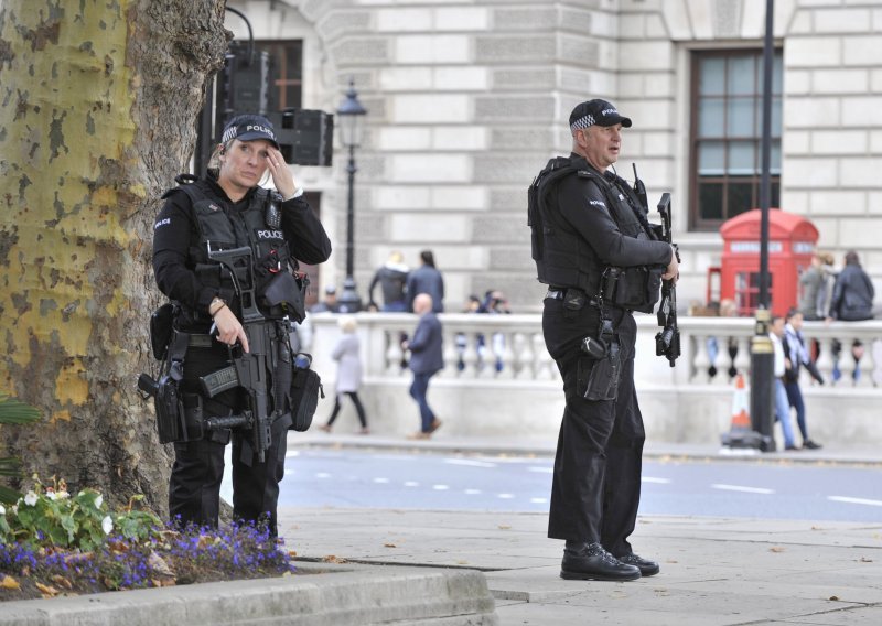 Zbog sumnjivog paketa ispražnjen trgovački centar u Londonu