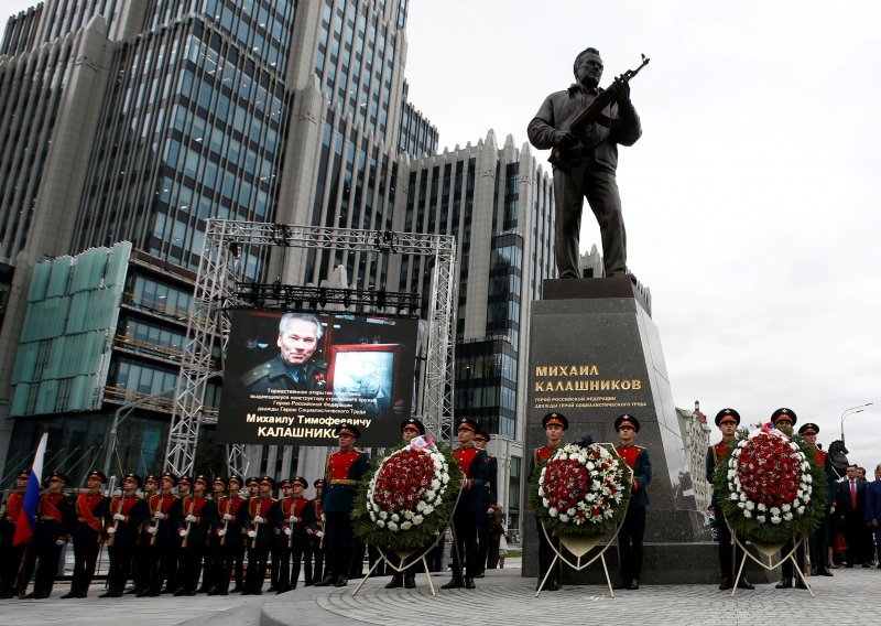 Tvorac najpoznatije puške na svijetu dobio spomenik u središtu Moskve