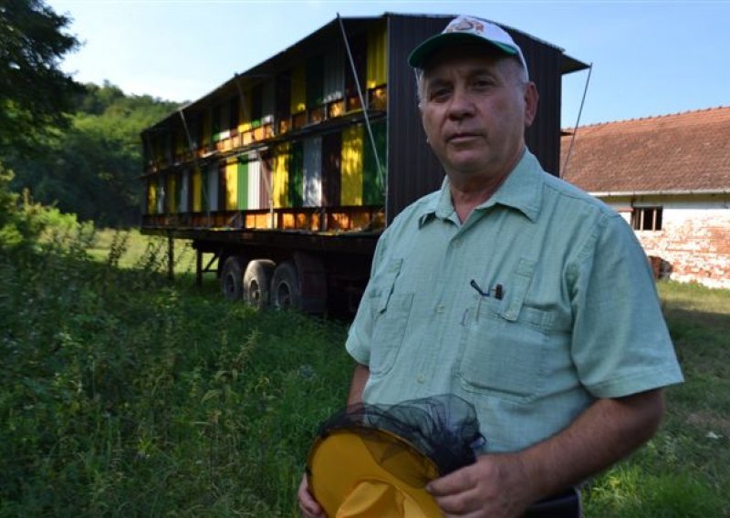 Zbog iznimne suše pčelar selio košnice po cijeloj Hrvatskoj