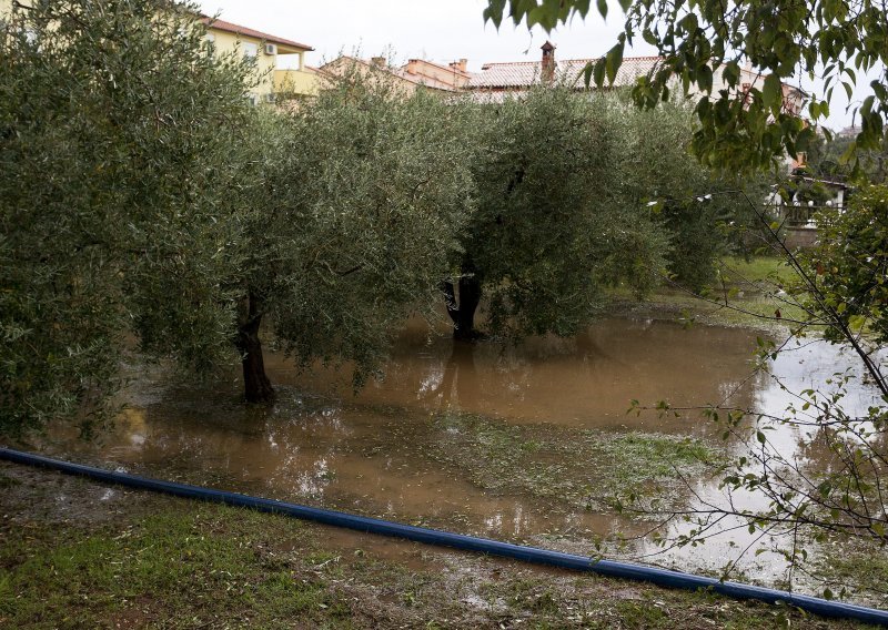 Sarajevo pogodilo snažno nevrijeme, gradske ulice poplavljene
