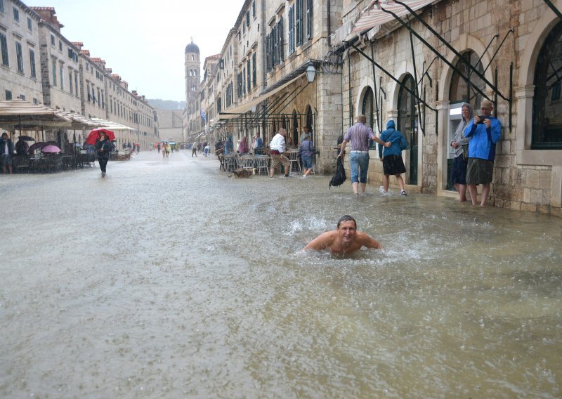 Pogledajte kako je češki turist zaplivao na poplavljenom Stradunu