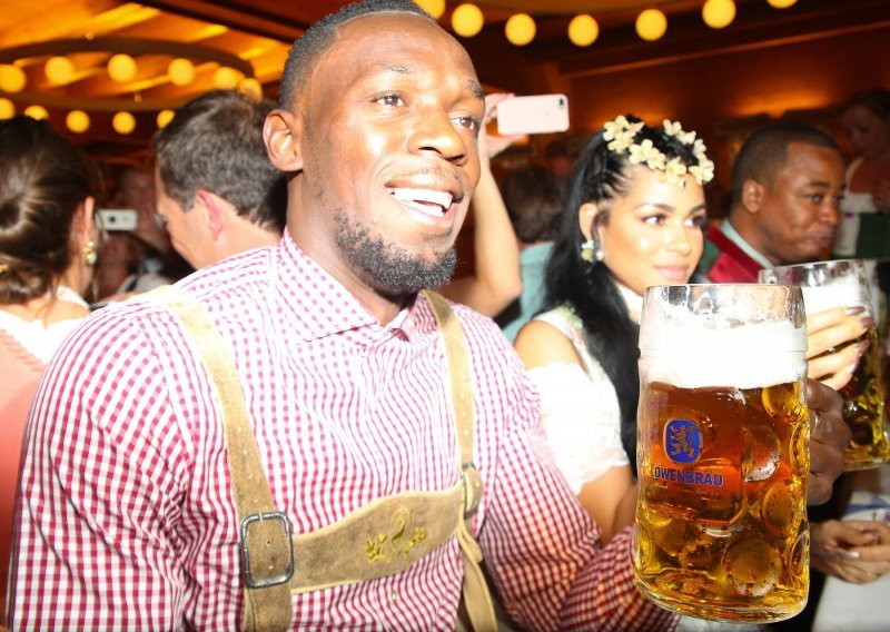 Usain Bolt na Oktoberfestu u društvu prelijepe djevojke