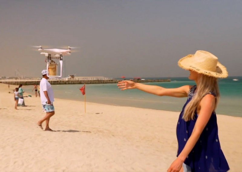 Kafić u Dubaiju dostavlja narudžbe dronom na plažu