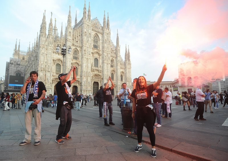 Sramotni performans jednog navijača u Milanu zasjenio je i bakljadu Armade
