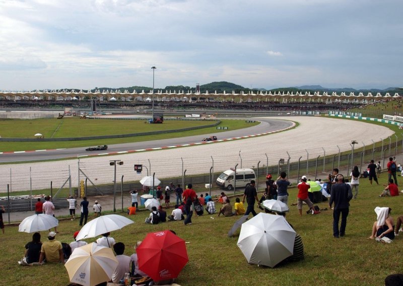 Bizarna utrka izazvala nevjericu na F1 stazi u Maleziji: Nitko nije došao do cilja!