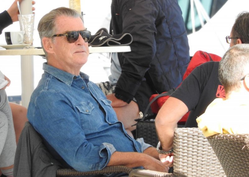 I Pierce Brosnan je na Visu, uživa u suncu i fotka se s obožavateljima