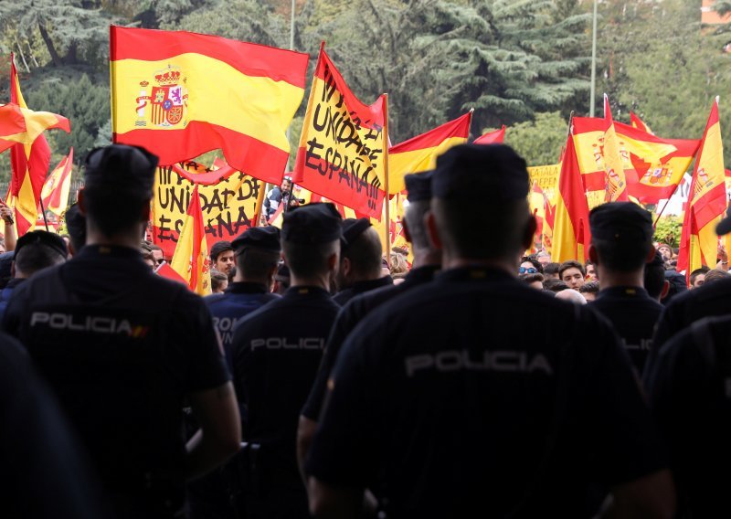 Sve napetije u Španjolskoj: Policija zatvorila polovicu škola u Kataloniji, veliki prosvjed u Madridu