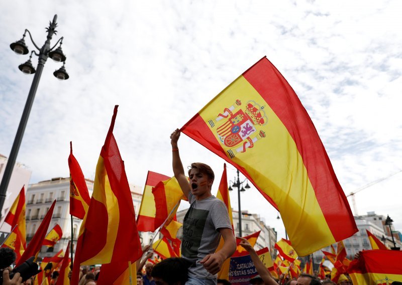 Stotinjak prosvjednika u Barceloni tražilo uhićenje katalonskog predsjednika