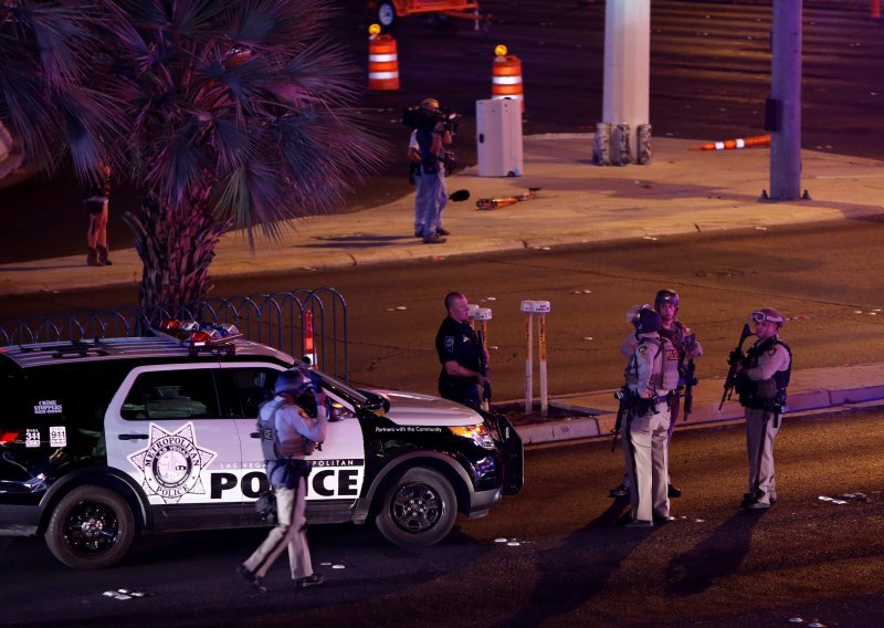 Ubojica iz Las Vegasa imao je zastrašujući arsenal oružja. Kako ga je unio u hotel?