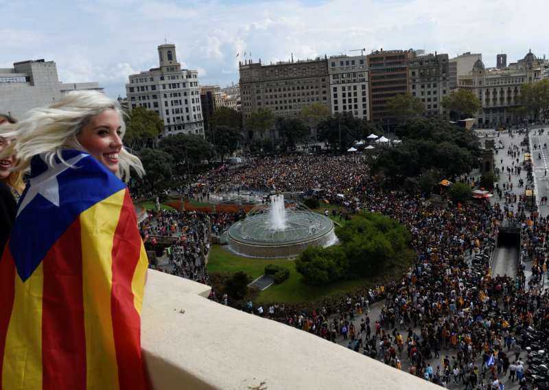 Tisuće ljudi prosvjedovalo protiv nasilja u Kataloniji