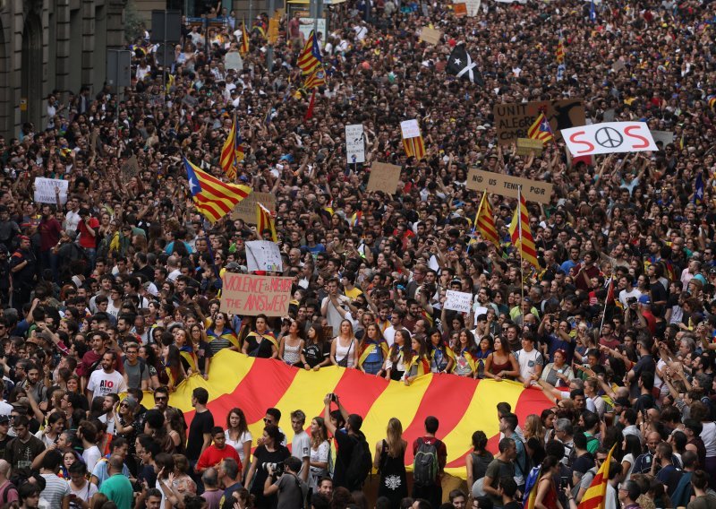 Stotine tisuća prosvjednika u Barceloni protiv mjera Madrida