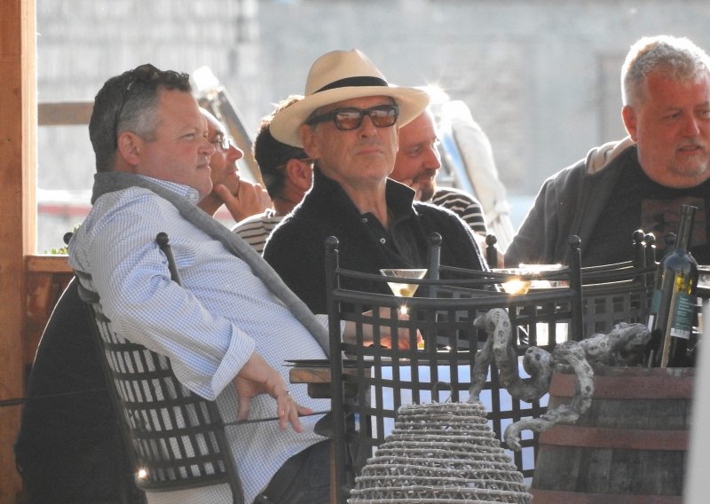 Poput pravog Jamesa Bonda: Pierce Brosnan uživa u zalasku uz prepoznatljivo piće