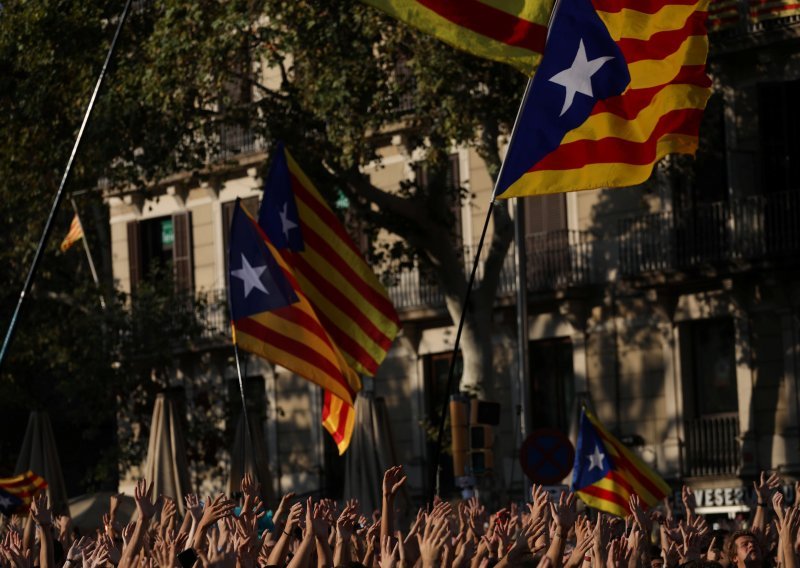 Deseci tisuća ljudi na ulicama Katalonije prosvjeduje protiv nasilja policije
