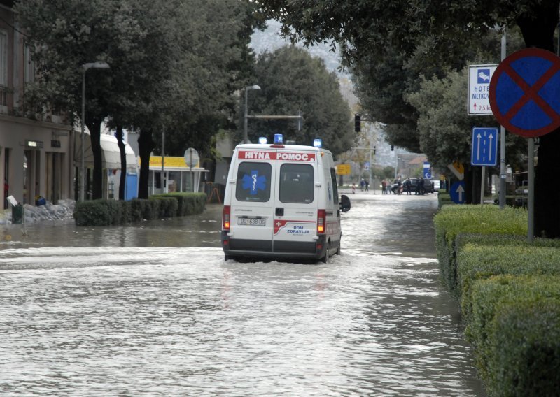 Neretva u padu, Metković poplavljen