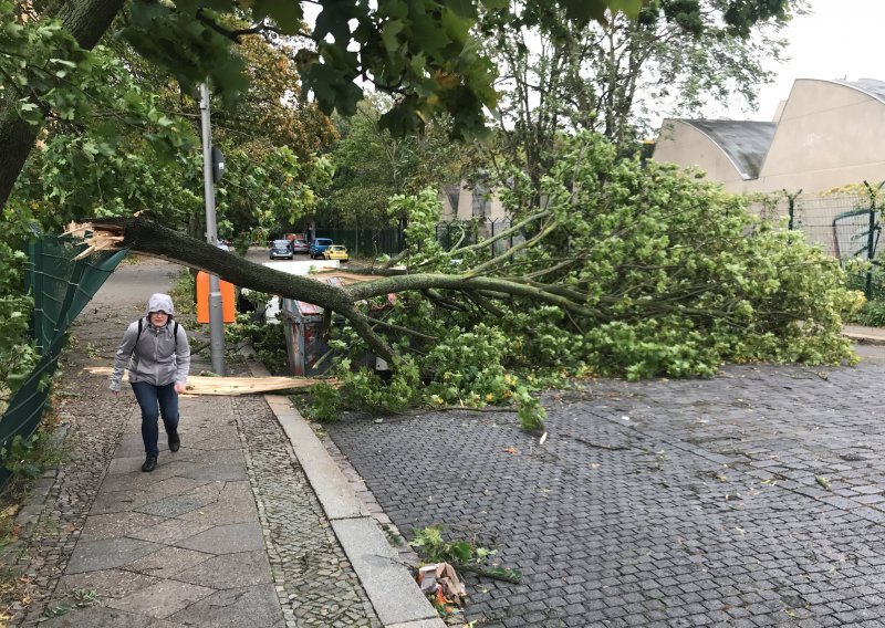 Oluja Xavier praćena orkanskim vjetrom hara Njemačkom, sedam osoba poginulo