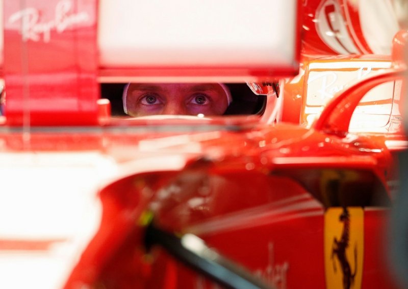 Vettel ozbiljno prijeti Hamiltonu, kiša dosta toga upropastila