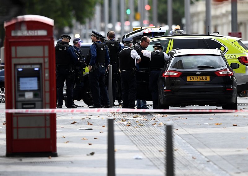 Šok u Londonu: Autom se zaletio u pješake kod Prirodoslovnog muzeja, ozlijeđeno 11 osoba