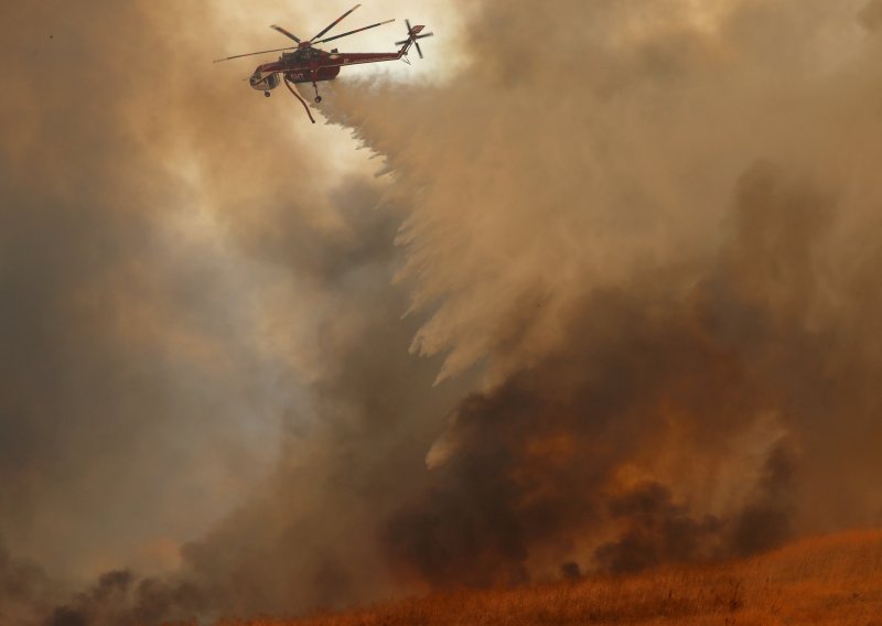 Dramatično u Kaliforniji: Zbog požara evakuirano 20.000 ljudi