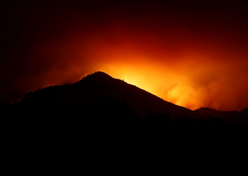Požari u Kaliforniji odnijeli 17 života, uništili 3500 kuća