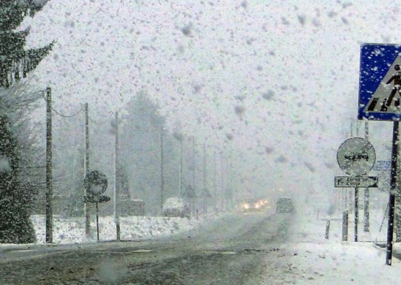 Gust snijeg u Gorskom Kotaru, bura zaustavila trajekte