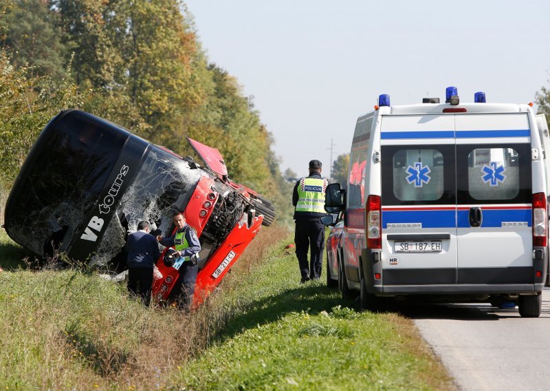 Autobus pun djece sudario se s automobilom kod Slavonskog Broda; petero zadržano u bolnici