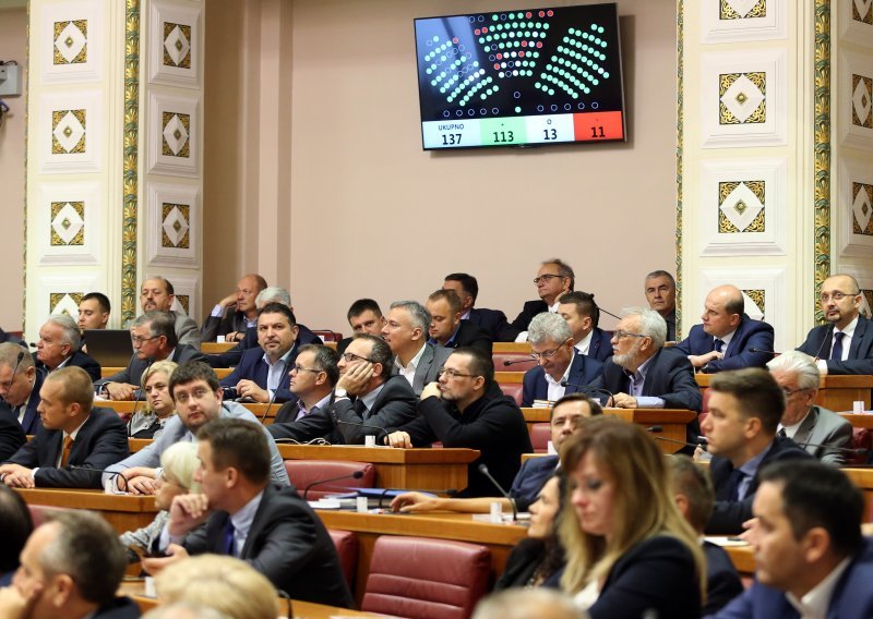 Uz crvene štikle na saborskoj klupi, izglasan Državni proračun za 2018.