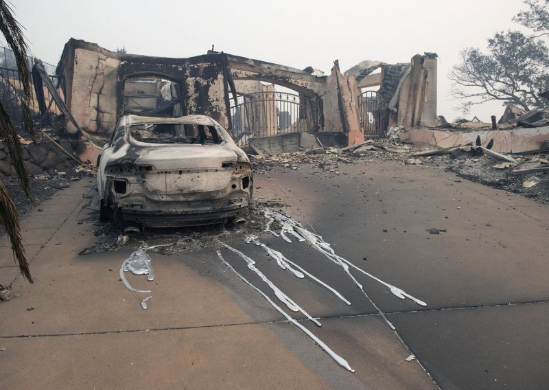 Najmanje je 35 ljudi smrtno stradalo u požarima u Kaliforniji