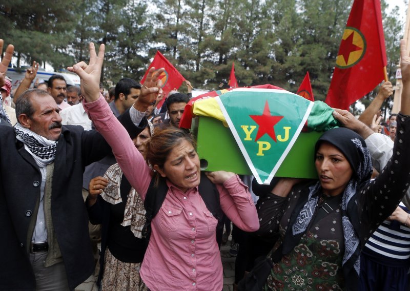 SAD tuče po ISIL-u, Turska napada kurdske borce