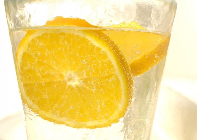 Evo zašto je svakoga jutra dobro piti mlaku vodu s limunom