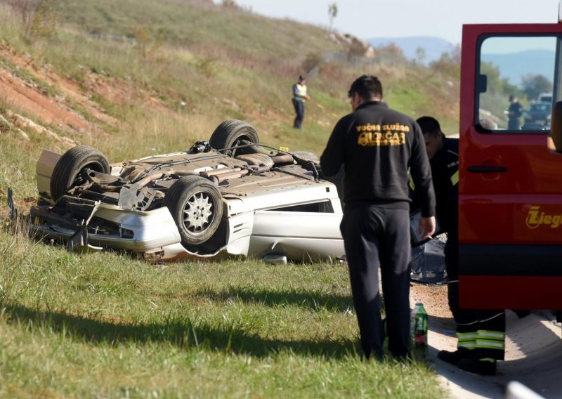 Na Dalmatini u slijetanju Mercedesa poginula dvojica muškaraca