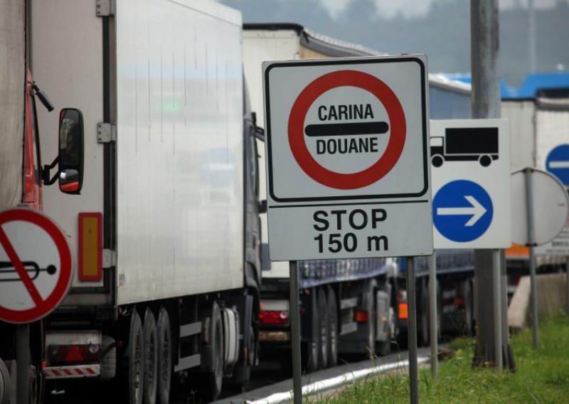 Dvoje carinskih inspektora otpušteno zbog traženja mita