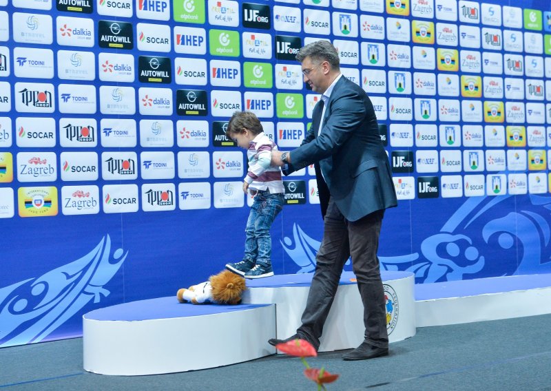 Premijer Plenković pokazao svoju nježniju stranu u slatkom druženju sa sinčićem