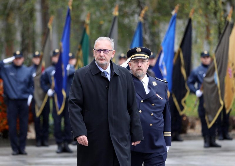 Do kraja godine policajcima stižu jakne, cipele i ostali dijelovi odore vrijedni 27 milijuna kuna