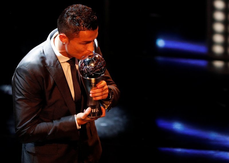 Cristiano Ronaldo najbolji igrač godine u izboru FIFA-e drugi put zaredom